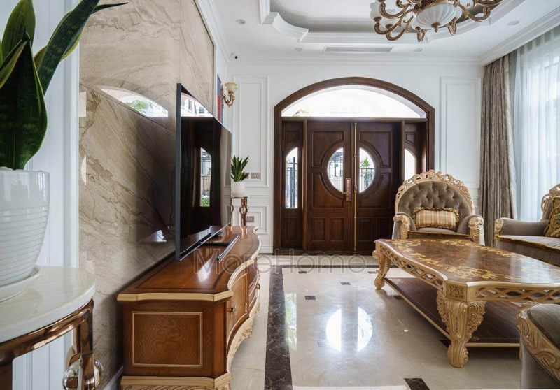 phục được cảm giác không thoải mái của nệm. Biệt thự Hải Phòng được trang bị bộ ghế sofa nệm thông thường nhưng với thiết kế tinh tế ở những điểm chạm, giúp khắc phục được cảm giác không thoải mái khi ngồi trên nệm.